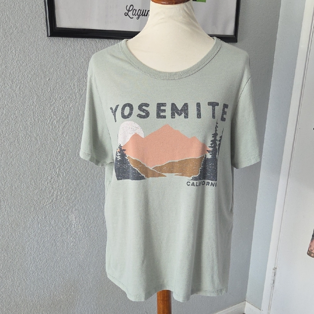 Yosemite California Graphic T-Shirt Large